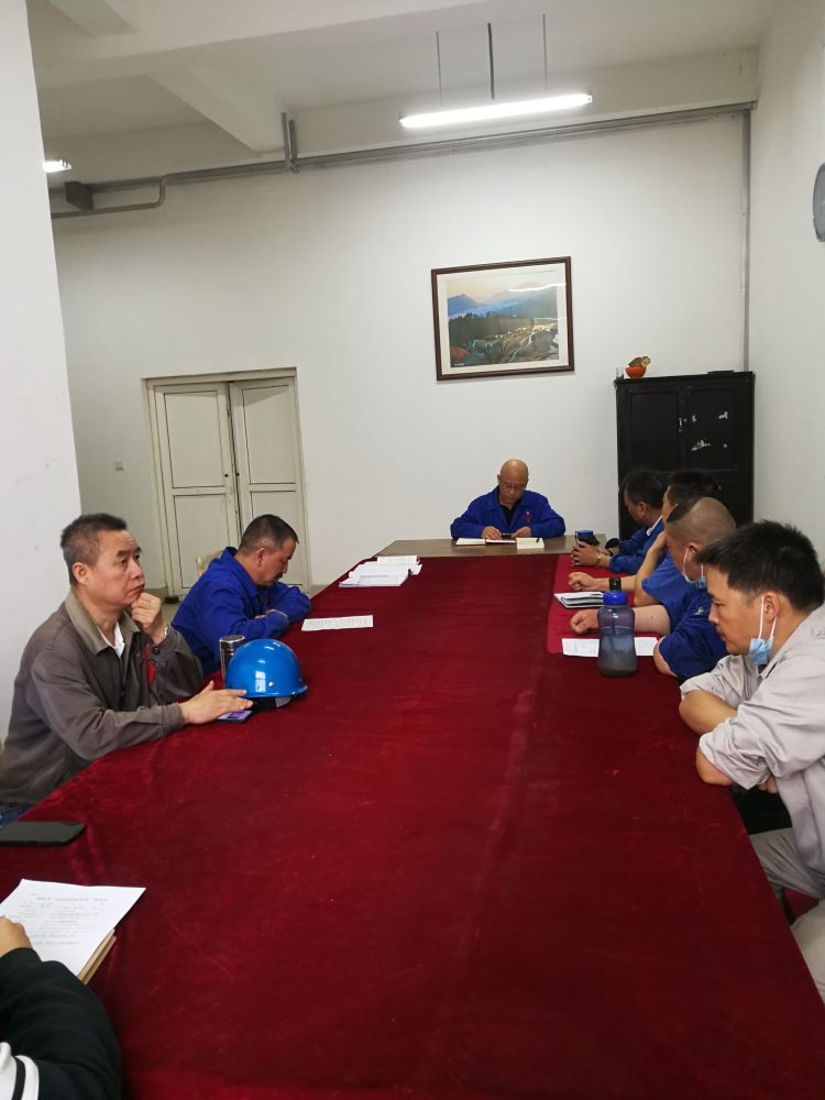 機(jī)加裝配黨支部召開(kāi)全體黨員大會(huì)，組織主題教育學(xué)習(xí)。